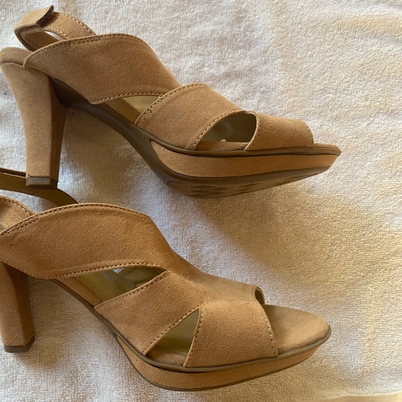 Naturalizer 3 inch heeled sandals. “Devin” tan/beige platform (narrow width). - Picture 6 of 9
